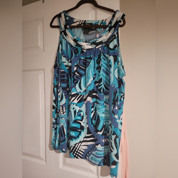 Assorted Ladies size 3X tops - Picture 2 of 13